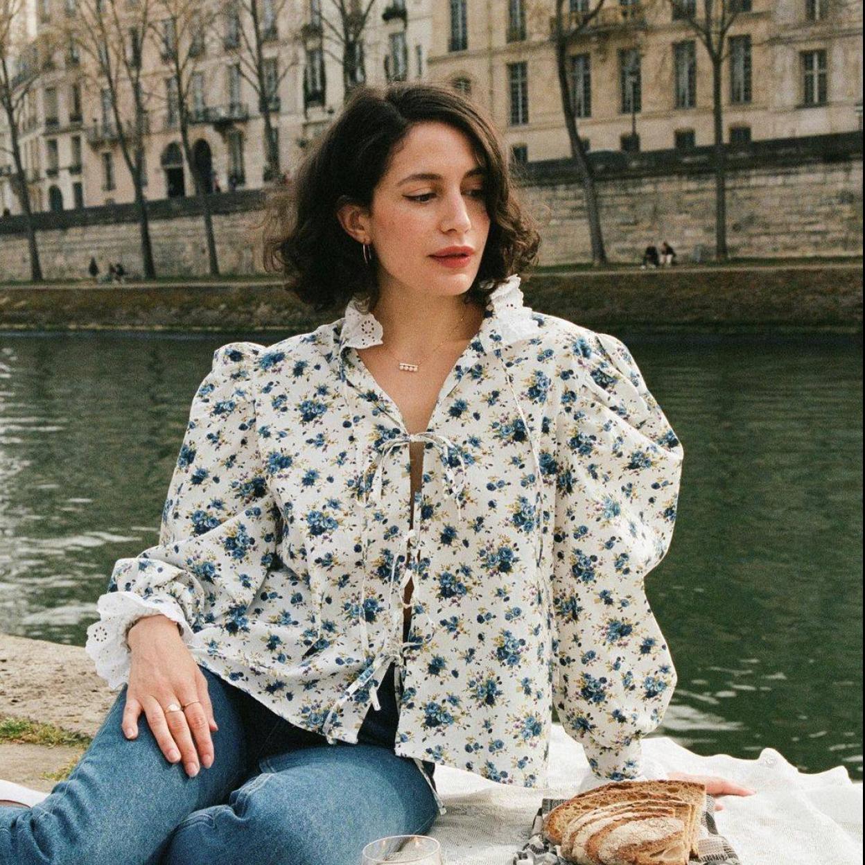 La influencer lleva una blusa romántica con estampado de flores