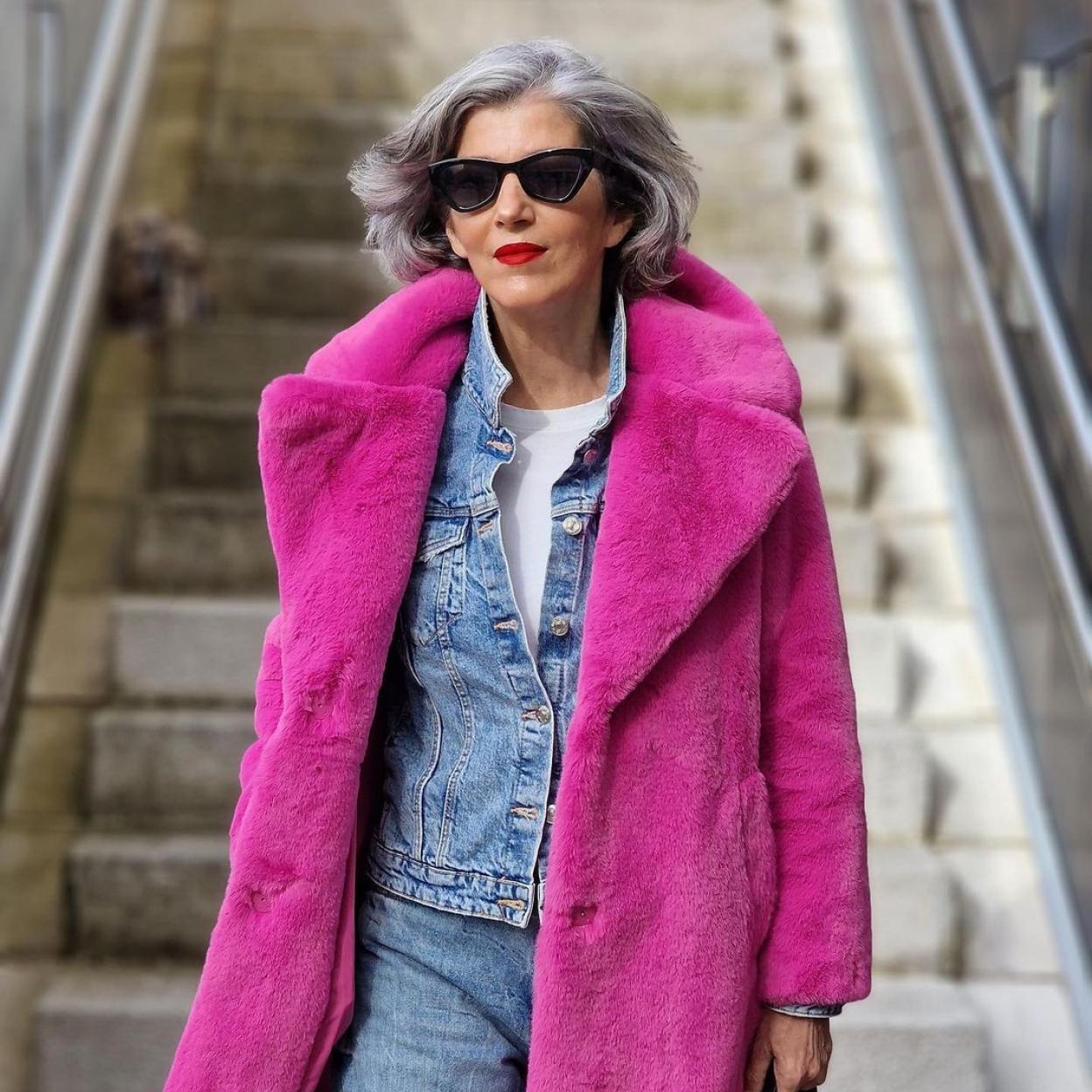La influencer Carmen Gimeno con abrigo fucsia de Bershka.