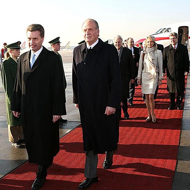 El rey Juan Carlos y Corinna Larsen (al fondo).