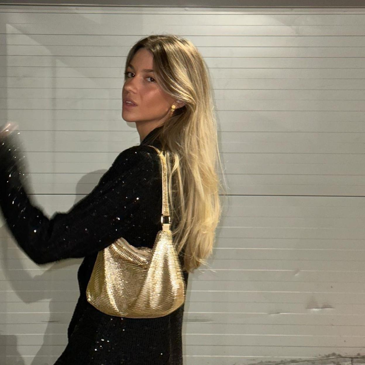 El traje de Pull&Bear que está arrasando en Instagram es negro y de lentejuelas.