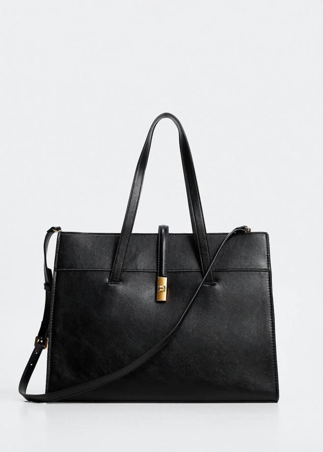 Bolso grande en tejido efecto piel con doble asa, bolsillos y doble cierre con cremallera y gancho metálico, color negro. Está rebajado al 40%, con un precio de 29,99 euros.