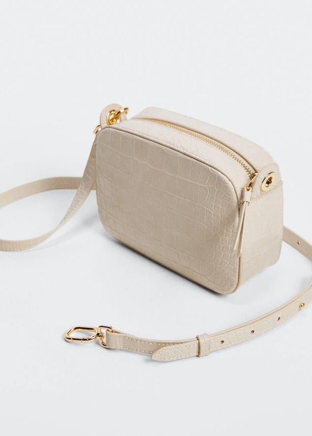 Bolso pequeño efecto coco con cierre de cremallera y asa de bandolera, en beige. Tiene un precio rebajado de 15,99 euros.