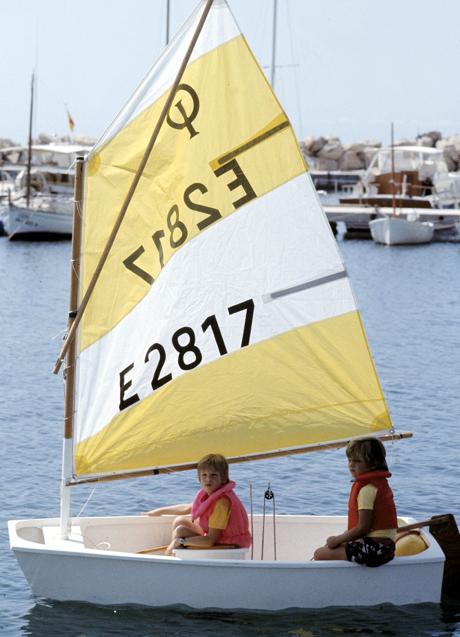 Imagen - El príncipe Felipe, de niño, subido a un barco de vela.