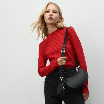 Imagen secundaria 1 - Jersey de punto canalé rojo y pantalones flare efecto piel.