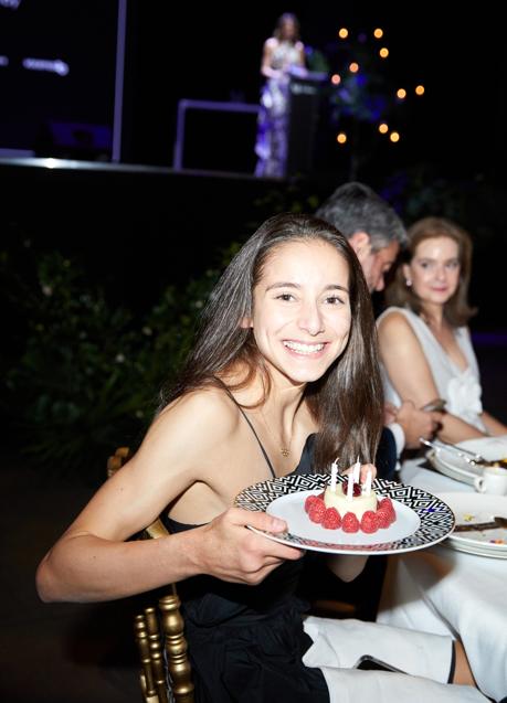 Imagen - La taekwondista Adriana Cerezo posa con su pastel de cumpleaños. / Álex Rivera