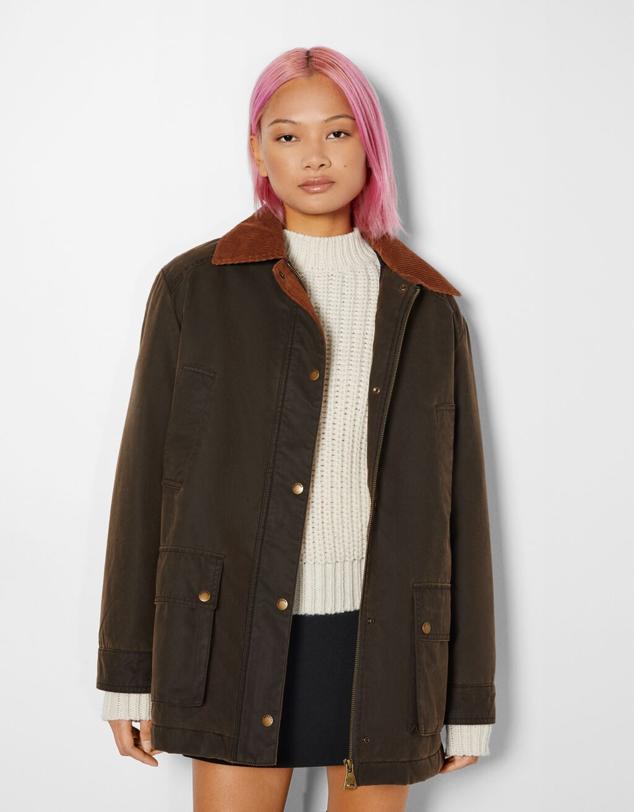 Abrigo estilo parka con cremallera frontal, botones y efecto encerado. Precio: 41,99 euros (antes 59,99 euros). Cómpralo aquí