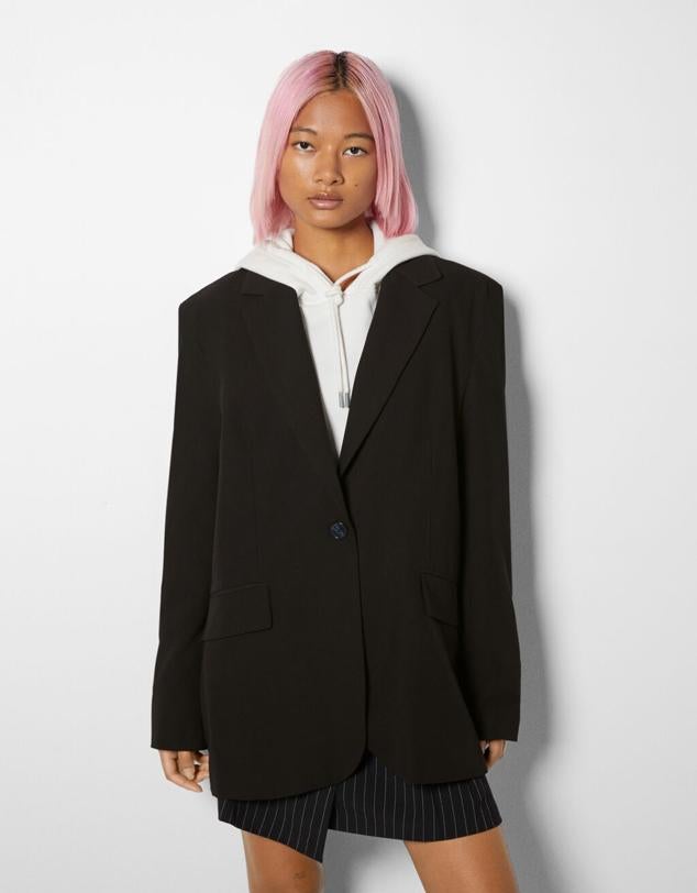 Blazer clásico en color negro con un solo botón delantero, bolsillos y manga larga. Precio: 14,99 euros (antes 29,99 euros). Cómpralo aquí