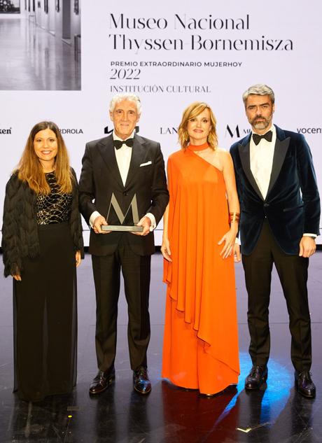 Imagen - Evelio Acevedo. director gerente del Museo Thyssen-Bornemisza, recibe el Premio Extraordinario Mujerhoy 2022 que le ha sido otorgado a la institución cultural a la que representa. Le hicieron entrega del galardón Rita Dias, directora de Marketing de Lancôme, Pilar Alegría, ministra de Educación y Luis Enríquez, Consejero Delegado de Vocento. Foto: Álex Rivera