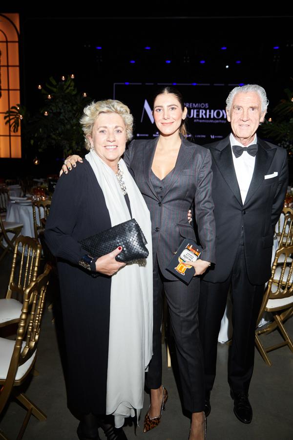 Evelio Acevedo con Carmen Olivier, de Eulen Art, y Karla Covarrubias.