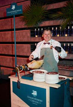 Imagen secundaria 2 - Foto de la goodie bag, Isabelle Junot llegando al evento en un transfer de KIA y jamón de Sánchez Romero Carvajal.