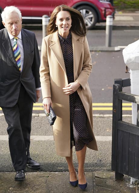 Imagen - Kate Middleton con vestido de lunares y abrigo largo en camel. Foto: Gtres.