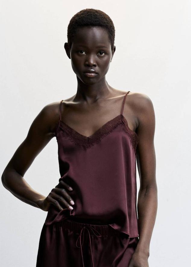 Top lencero en tejido satinado fluido con tirantes finos y detalle de encaje, color granate, de Mango. Hazte con él por 19,99 euros.