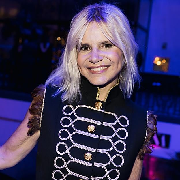 Imagen principal - Eugania Martínez de Irujo, Isabel Díaz Ayuso e Isabelle Junot, invitadas excepcionales en los Premios Mujerhoy 2022.