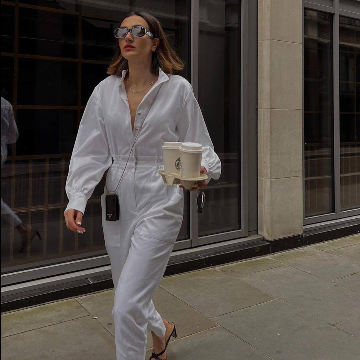 La influencer lleva un mono largo en tejido denim blanco