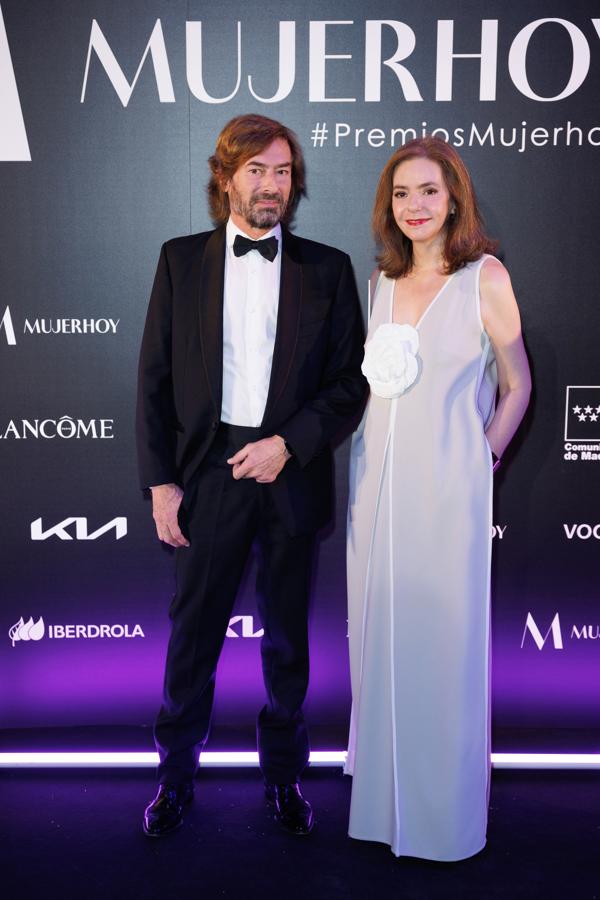El juez Santiago Pedraz posa con la directora de Mujerhoy, Lourdes Garzón.