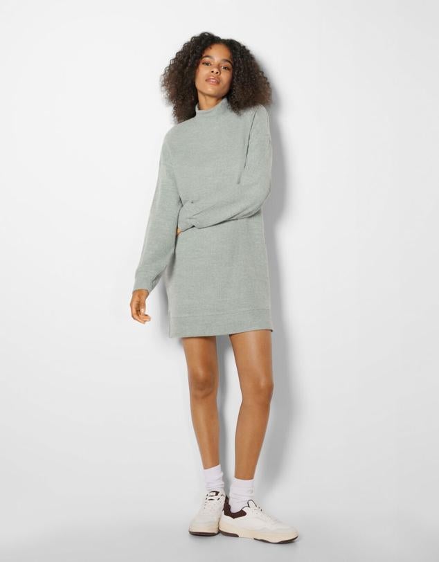 Vestido de punto corto con cuello estilo perkins, manga larga y disponible en diferentes colores. Precio: 16,09 euros (antes 22,99 euros). Cómpralo aquí