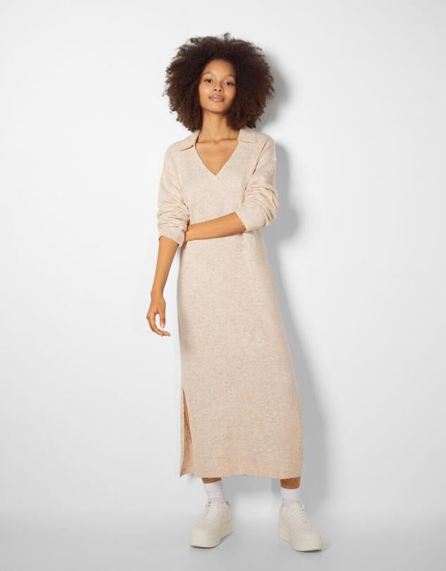 Vestido de punto largo en color beige, cuello estilo polo y manga larga. Precio: 20,99 euros (antes 29,99 euros). Cómpralo aquí