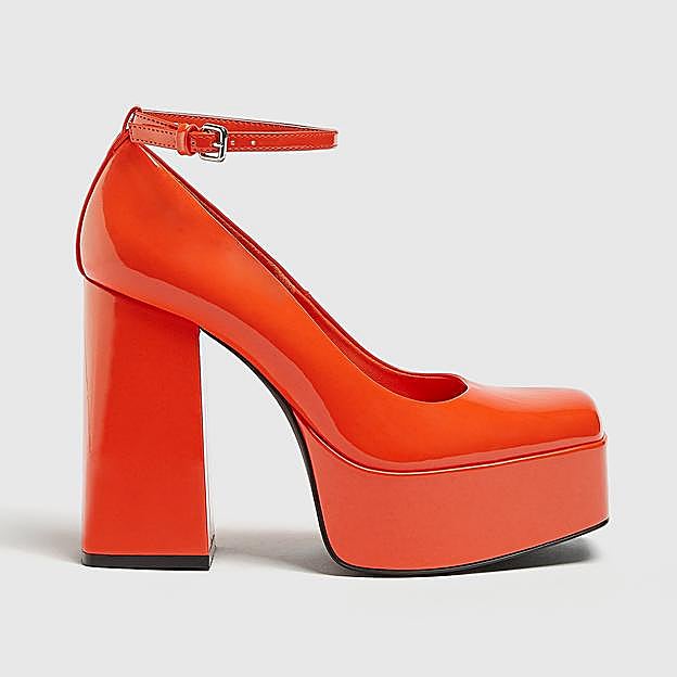 Los zapatos de Pull&Bear son naranjas.