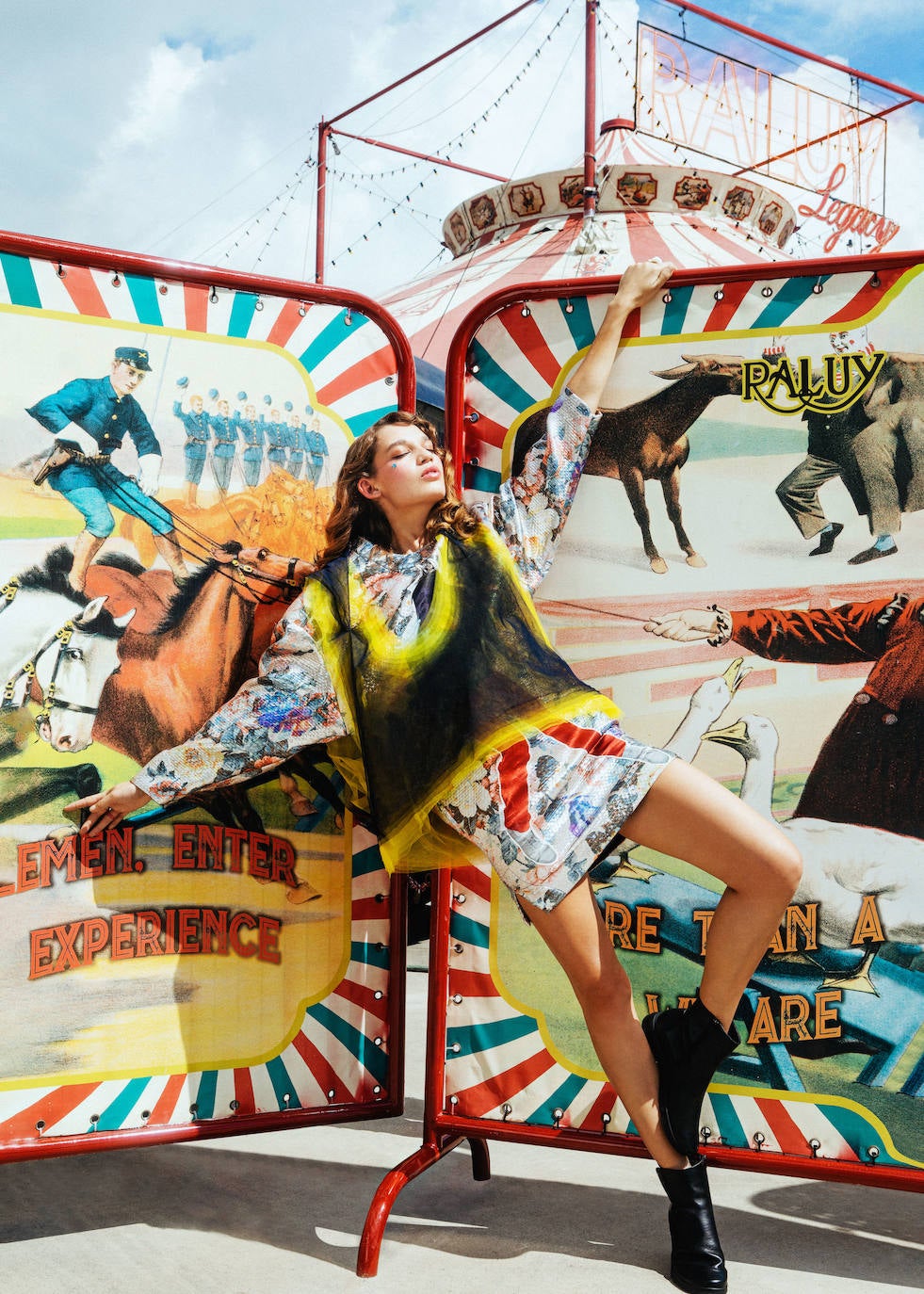 Vestido multicolor de Louis Vuitton, botas negras de Mephisto y anillos de Kiwipomelo.