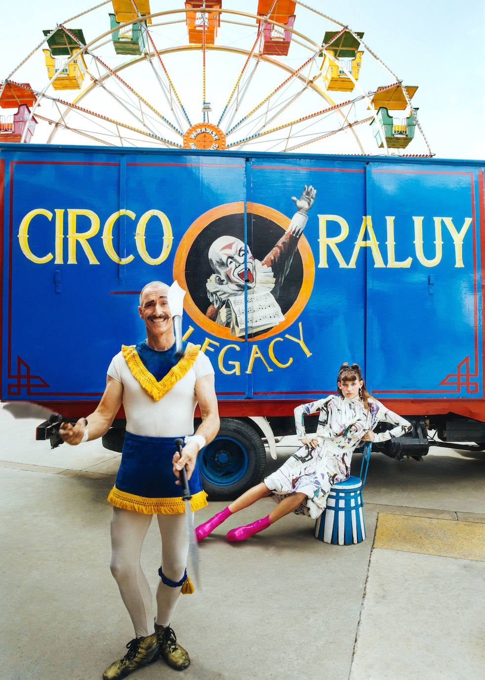 Vestido de Stella McCartney; botas de plataforma, de Valentino; y anillos de Suot Studio.