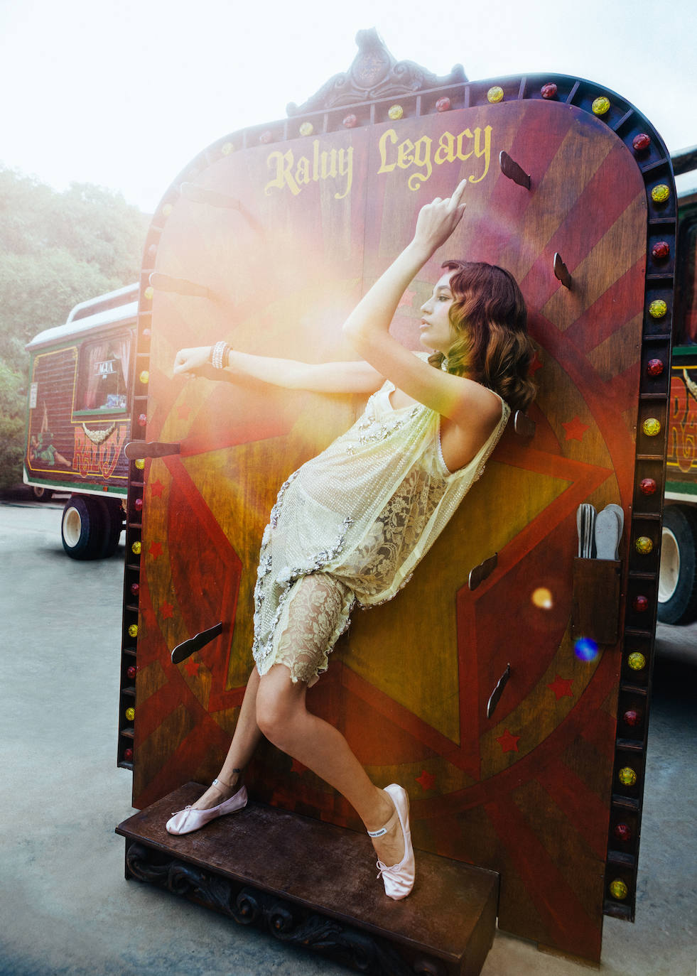 Vestido, bra, braguita, bailarinas, brazalete y collar, todo de Miu Miu.