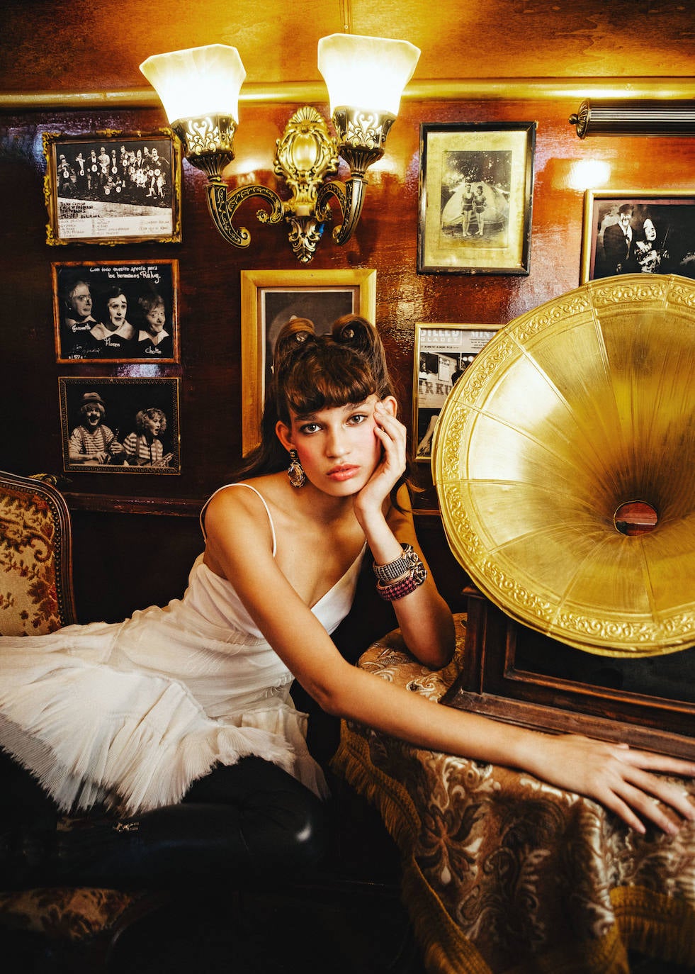 Vestido y botas altas de Givenchy. Los brazaletes y el pendiente son de Chanel.