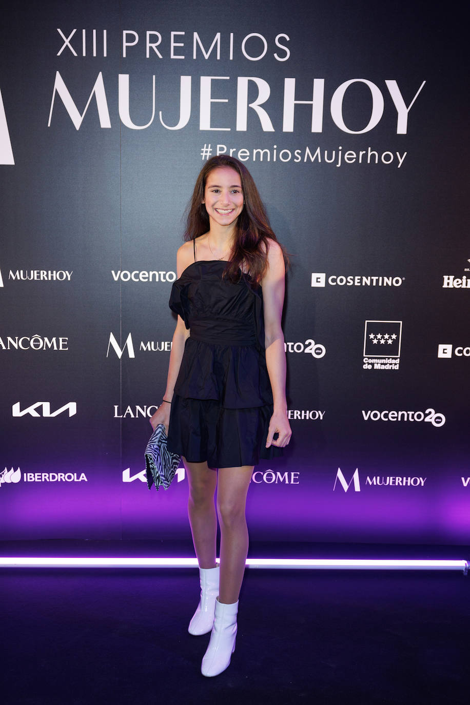 La premiada Adriana Cerezo derrochó estilo y juventud en nuestro photocall.