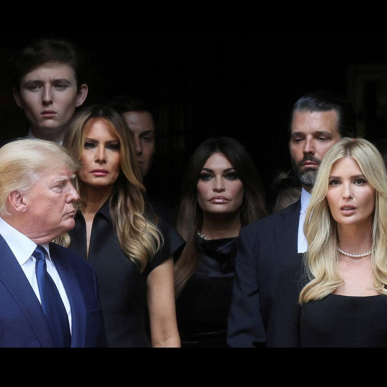 Donald Trump, su esposa Melania, su nuera Kimberly Guilfoyle, y sus hijos Barron, Donald Jr. e Ivanka, saliendo del funeral de Ivana Trump, primera esposa del presidente, el pasado 20 de julio