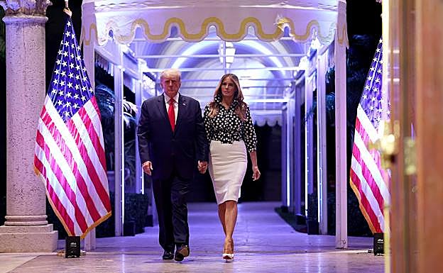 Donald Trump con Melania, el día que anunció que volverá a aspirar a la Casa Blanca.