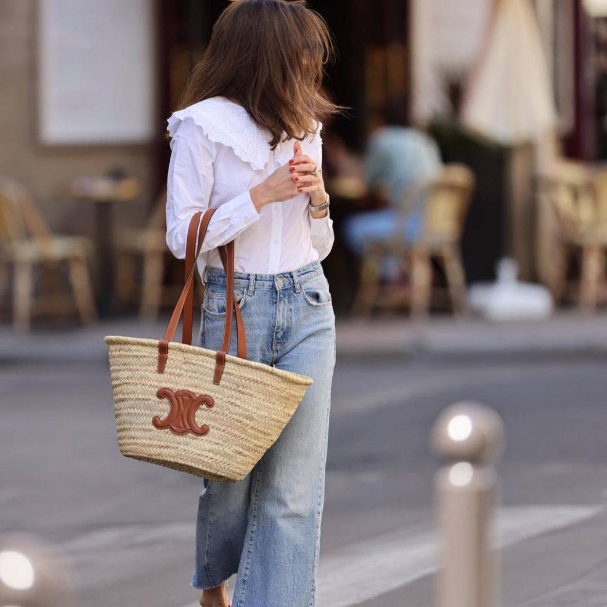 La influencer lleva un look con vaqueros y blusa blanca de cuello bobo