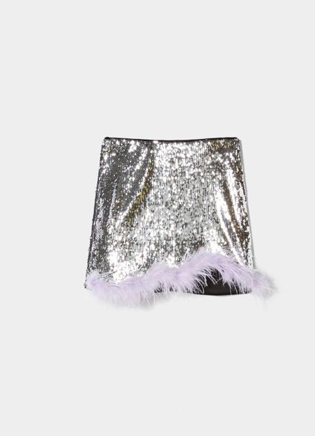 Imagen - Falda de lentejuelas y plumas de Bershka, 29,99€.