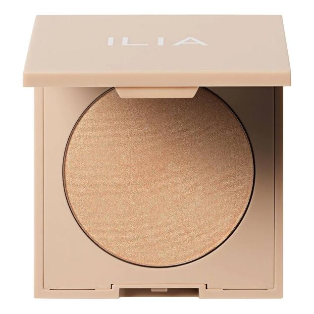 Daylite Highlighting Powder de Ilia aporta una luminosidad ligera, con acabado sedoso natural e imperceptible un brillo dorado que redefine los contornos, despierta el rostro y perfeccionada el aspecto. Cómpralo aquí