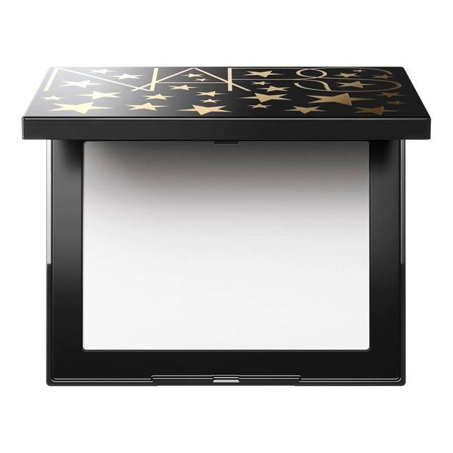 Starstruck Light Reflecting Setting Powder de Nars consigue sellar el maquillaje y un acabado radiante gracias a su fórmula multifunción ligera y luminosa, con larga duración, que refina la textura y tiene efecto filtro, sin resecar la piel. Cómpralo aquí