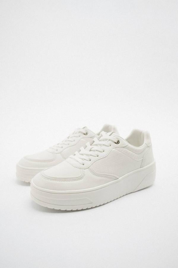 Zapatillas deportivas estilo bamba con suela de plataforma, puntera redonda y cierre de cordones, de Zara. Puedes encontrarlas a 22,95 euros.