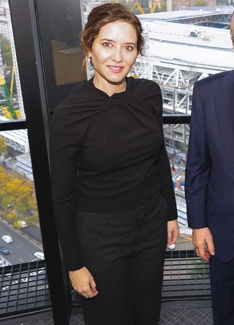 Imagen - Isabel Díaz Ayuso con un jersey negro de Zara.