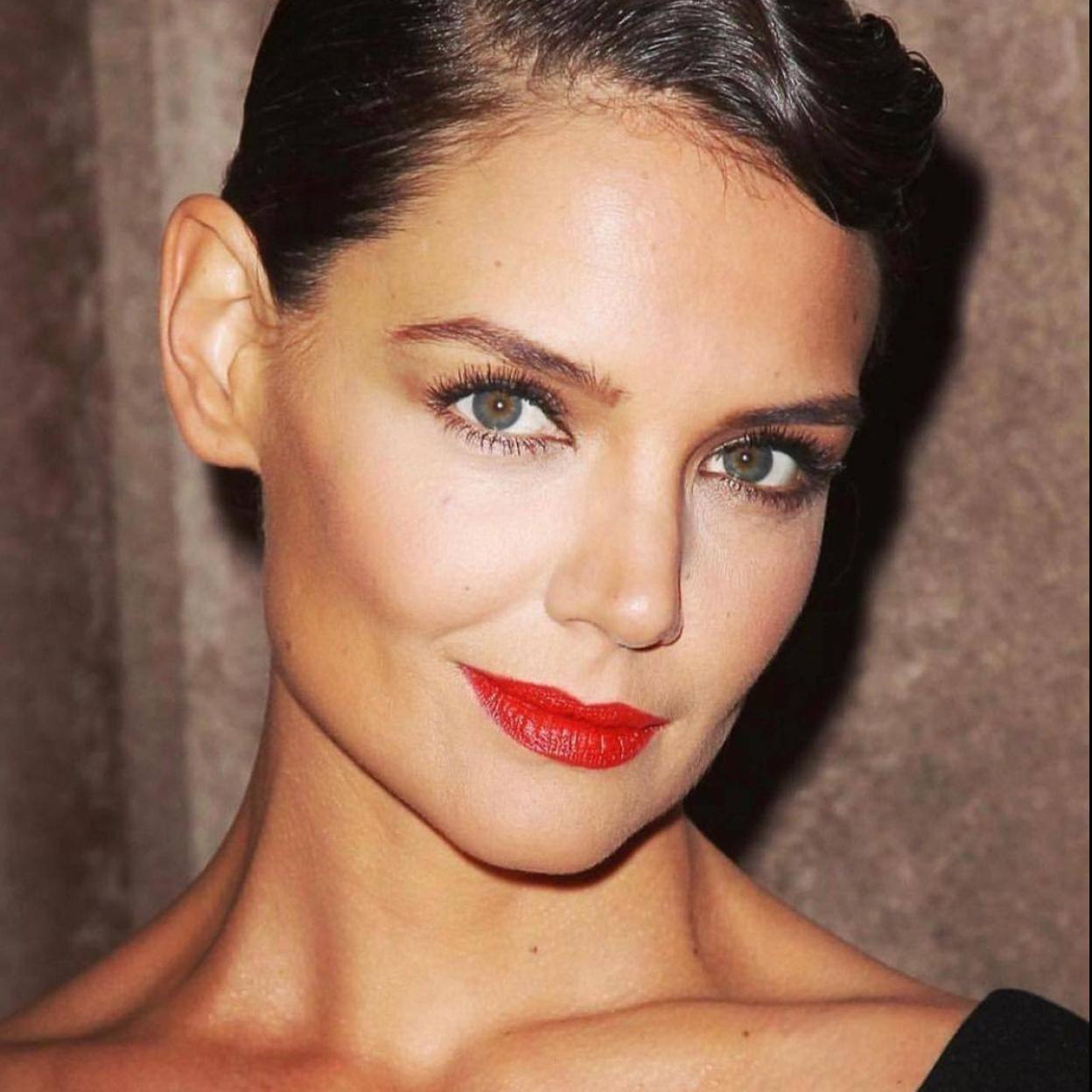 Presume del luminoso y joven contorno de ojos de Katie Holmes con estos tratamientos de lujo
