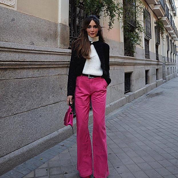 Así se llevan los pantalones rosas que les ves en Instagram a todas la influencers para que favorezcan siempre