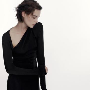 Imagen secundaria 1 - Vestido midi asimétrico negro. (39,95 euros). 