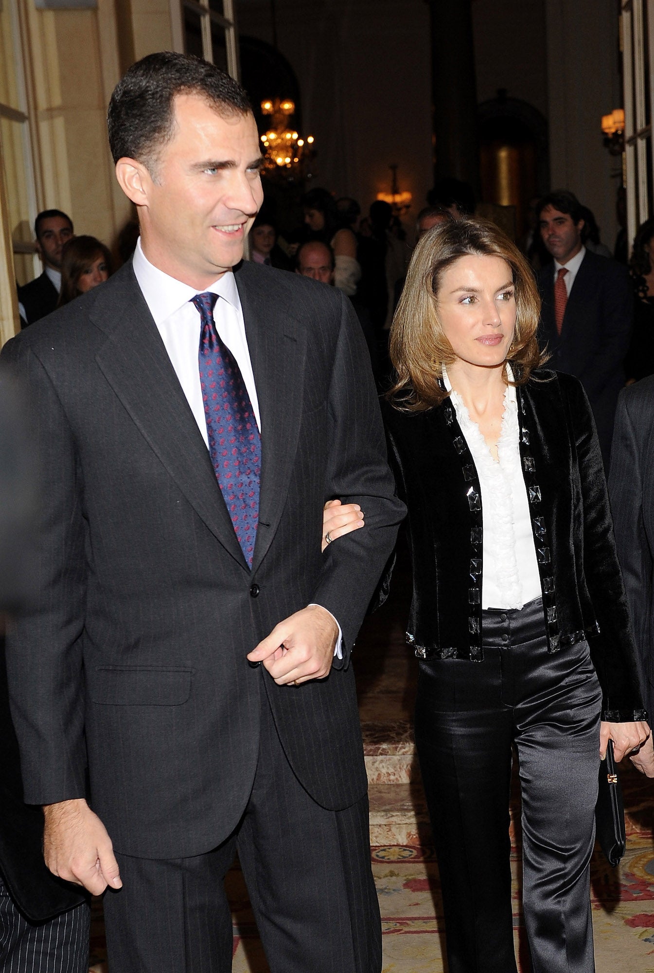 Aunque, como vemos, la reina ha apostado siempre por el negro para la gala de entrega de los Premios Cerecedo, en 2008 tuvo el acierto de introducir una camisa blanca y salvó el look. Una buena idea: la combinación de texturas con el terciopelo de la chaqueta y el brillo del satén. 
