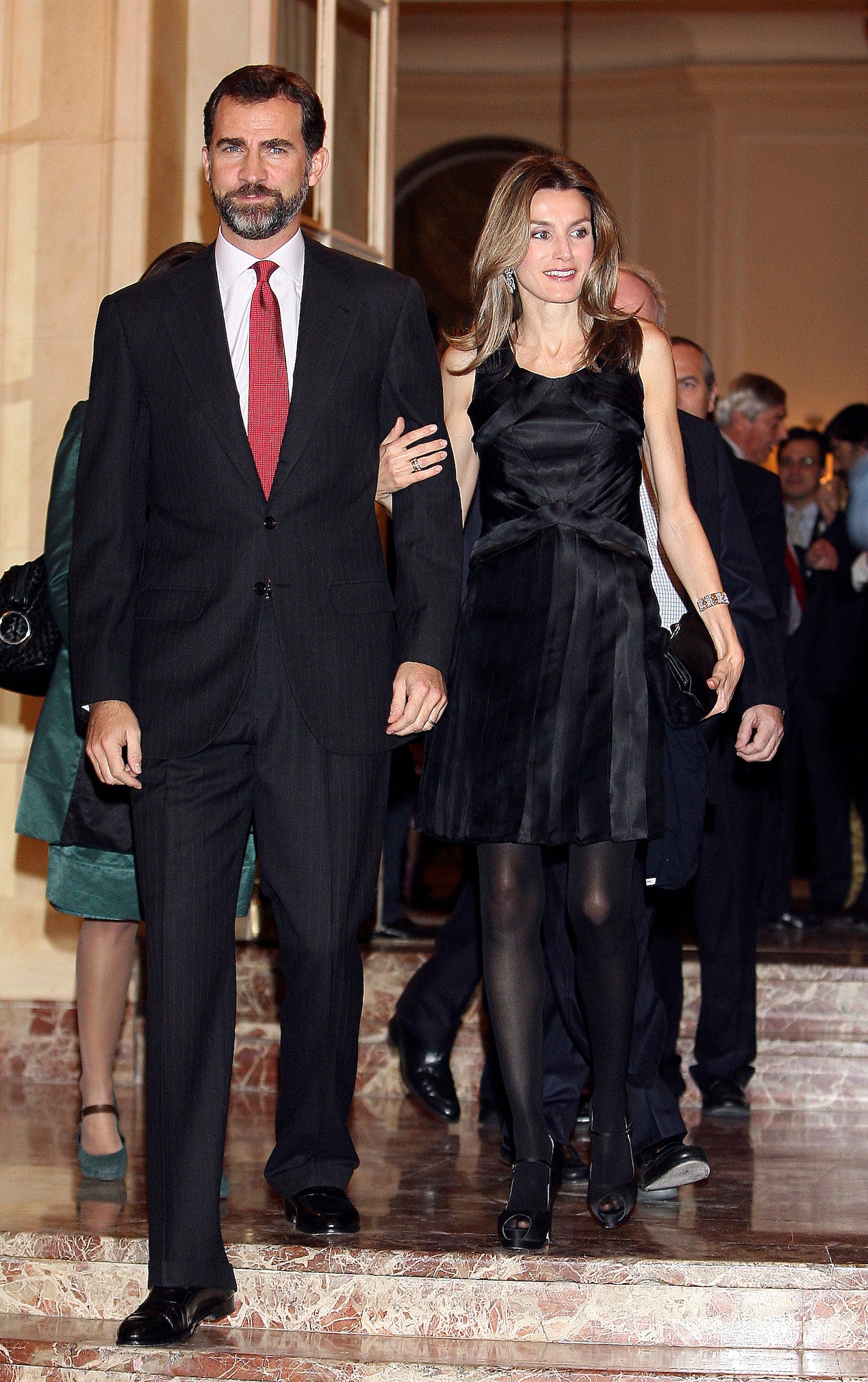 Otro ‘little black dress’ que, quizá, necesitaba más apoyo para adquirir empaque: un diseño de Devota&Lomba que la reina Letizia defendió desde unos ‘peep-toes’ que resultan tan necesitados de estilo como las tupidas medias. 