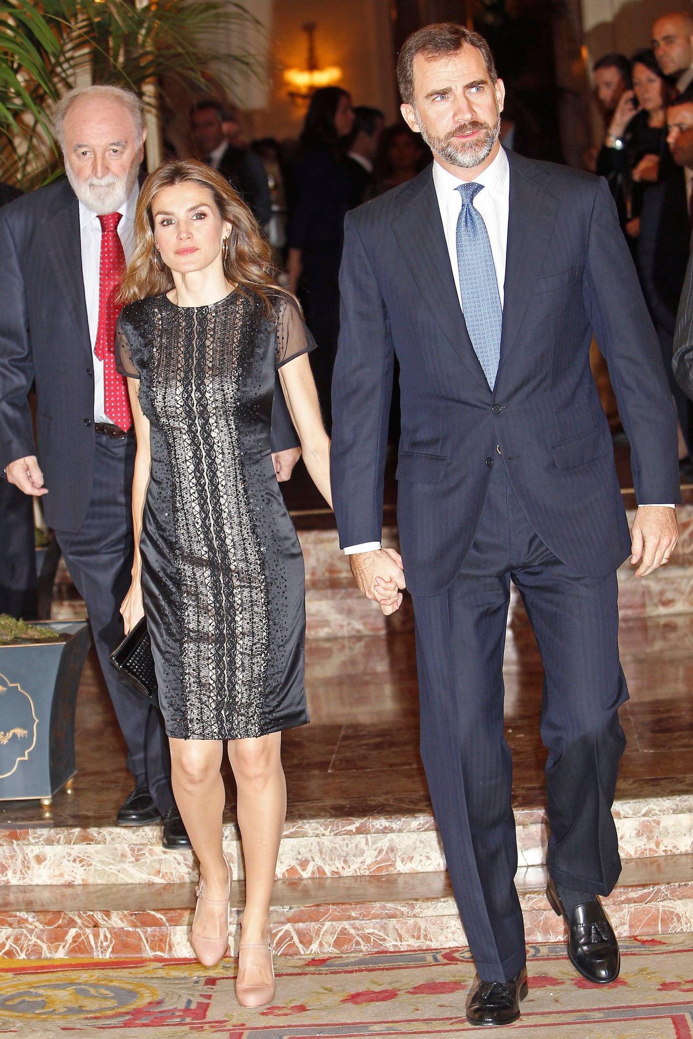 La reina sorprendió con unas ondas suaves en su melena súper favorecedoras, aunque el mini vestido de la firma SIU Fashion y los zapatos de pulsera color nude no van a pasar a la historia de lo más excitante que se ha puesto Letizia en el Premio de Periodismo Francisco Cerecedo. 