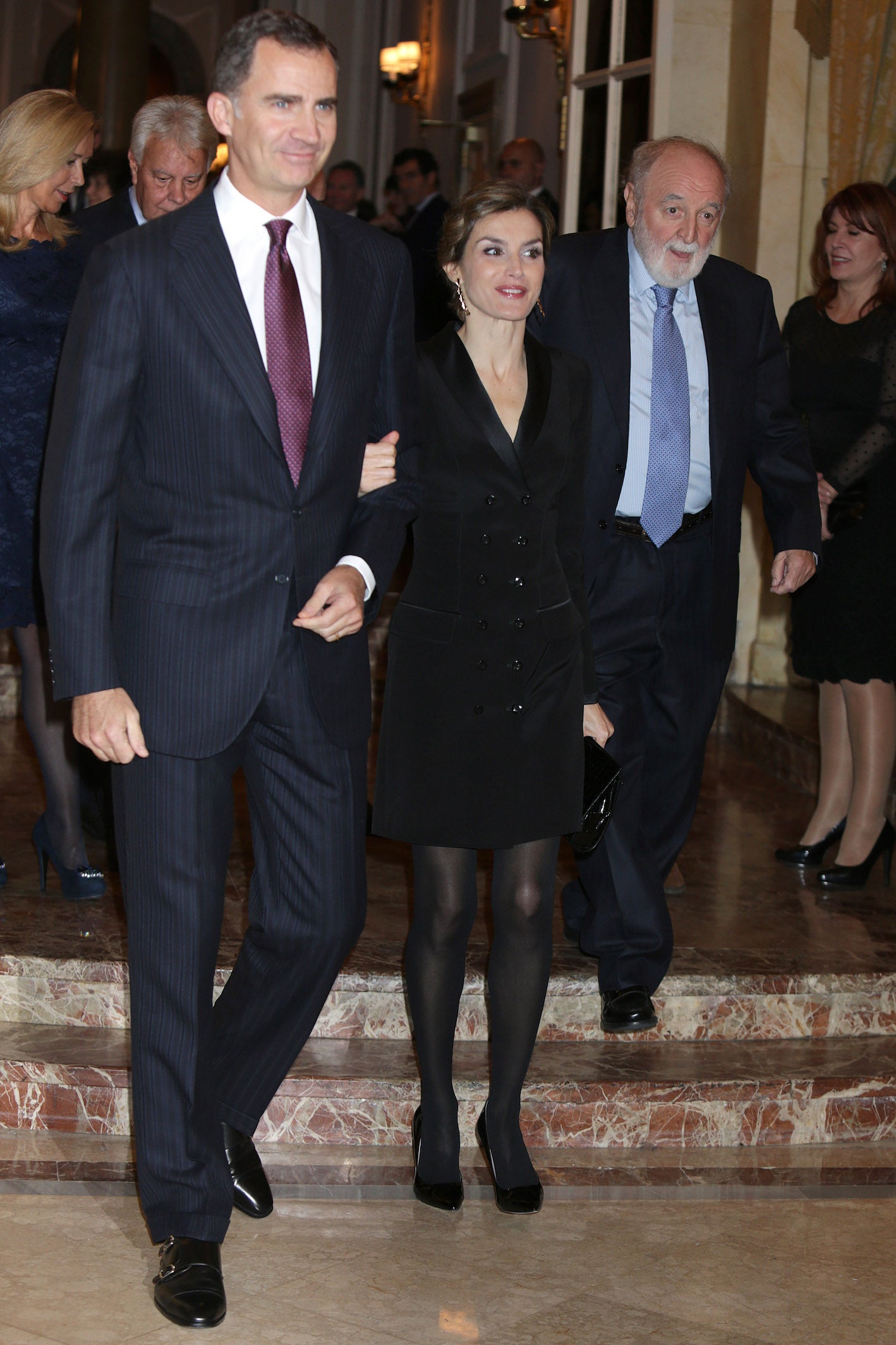 Este fue el primer año en el que Eva Fernández, la responsable del fulgurante éxito de Letizia como reina del estilo, se encargó del look del Premio de Periodismo Francisco Cerecedo. No terminó de calentar motores, aunque el vestido abrigo de Felipe Varela era bonito y ella estaba guapísima con un recogido relajado.