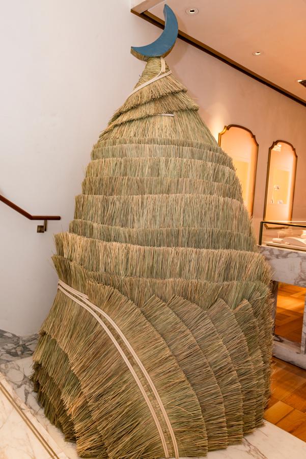 La marca romana de joyería Bulgari colabora con el diseñador Tomás Alía en esta espiral de fibras naturales, en referencia a las torres de babel.