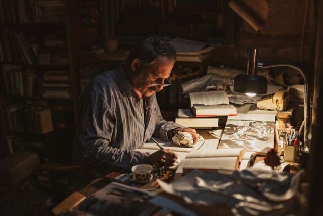 Basada en la historia real de los diarios falsos de Hitler, esta producción se centra en los deseos del periodista Gerd Heidemann de dar la primicia del siglo, que en realidad es creación del falsificador Konrad Kujau. Solo la reportera novata Elisabeth Stöckel pone en duda que los cuadernos de Hitler sean reales, pero sus advertencias son ignoradas. 