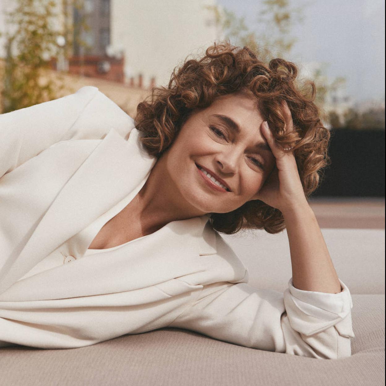 Anna R. Costa lleva traje de tres piezas, de Bleis Madrid.