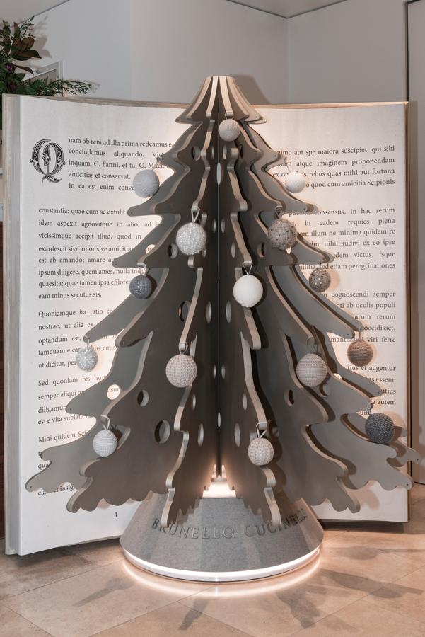 El árbol de Brunello Cucinelli apuesta por innovar y se apoya en la tradición con la mezcla de palabras escritas por Cicerón en su en su Laelius de Amicitia (44 a.C).