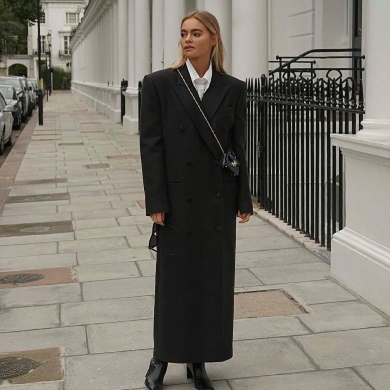 La influencer lleva un abrigo largo tailoring en color negro
