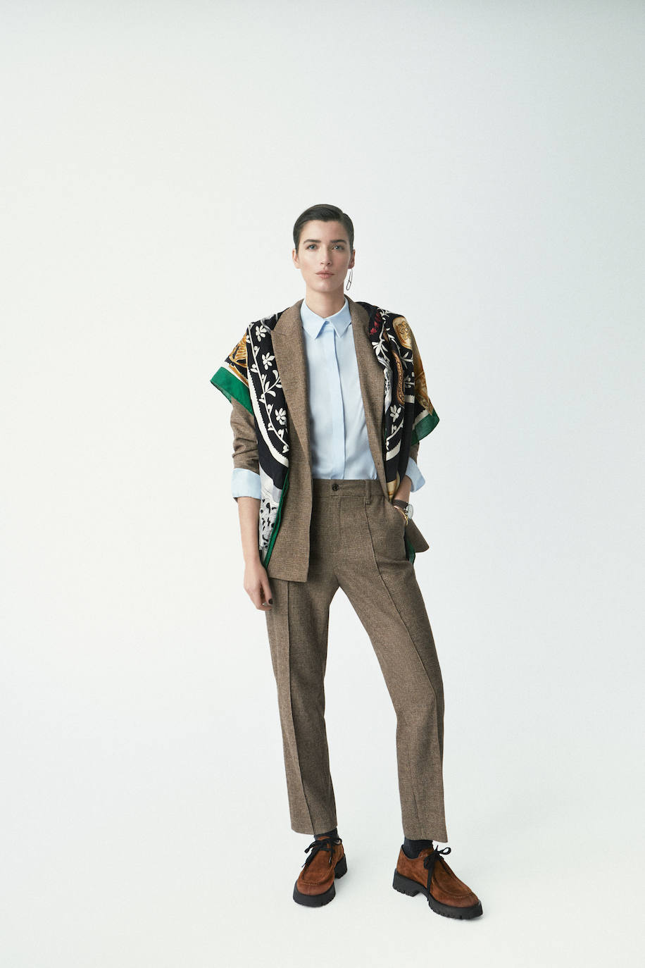 Traje de chaqueta y pantalón, de Lloyd’s, y camisa de Woman, ambos en El Corte Inglés. El pañuelo y los pendientes son de Hermès; el reloj, de IWC Schaffhausen; la pulsera, de Tous; y los zapatos de cordones, de Latouche.