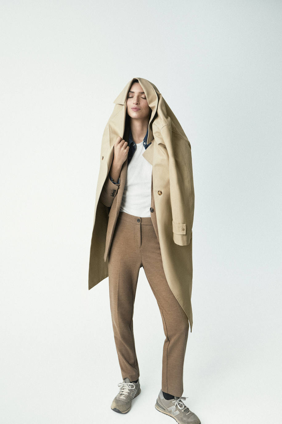 Traje y gabardina, de El Corte Inglés. Camisa de Easy Wear en El Corte Inglés, camiseta de Abanderado y deportivas de New Balance.