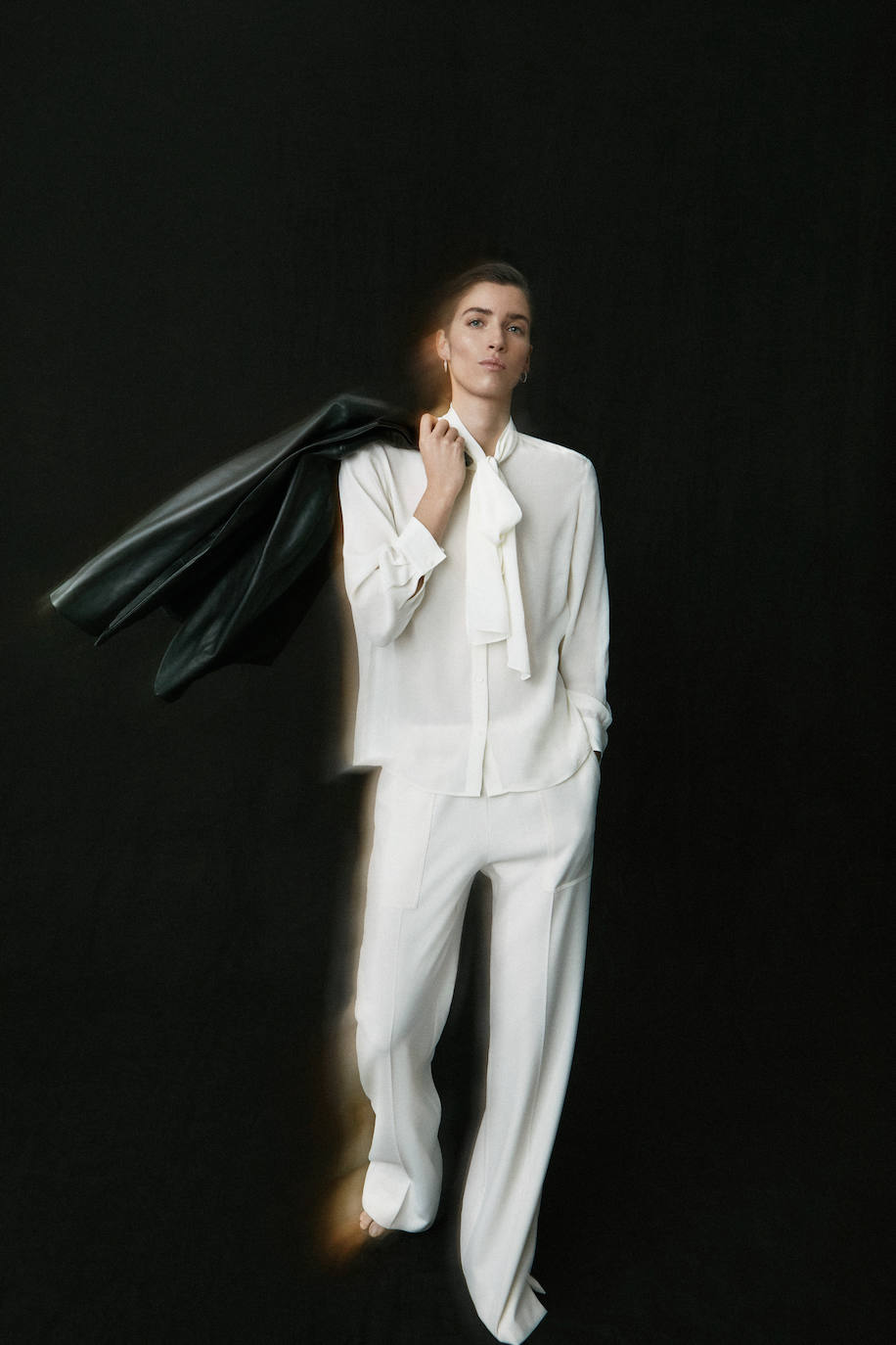 Camisa y pantalón de Woman Limited en El Corte Inglés, y blazer de Woman en El Corte Inglés. Las sandalias son de Latouche y los pendientes, de Tous.